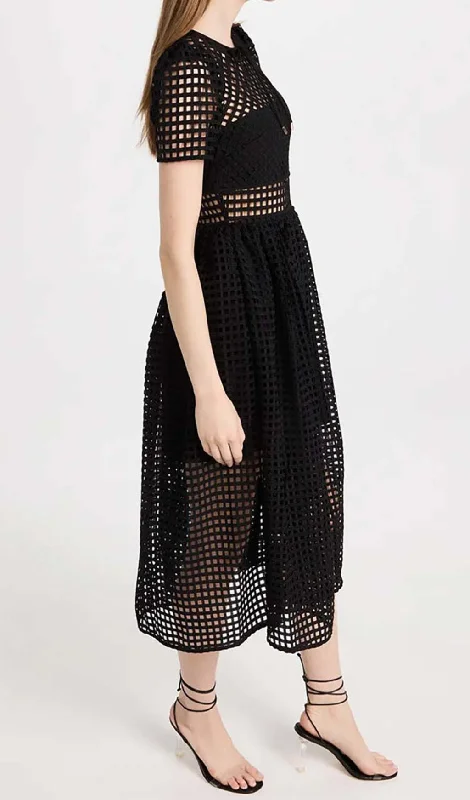 PUFFED SLEEVE LACE MIDI DRESS IN BLACK