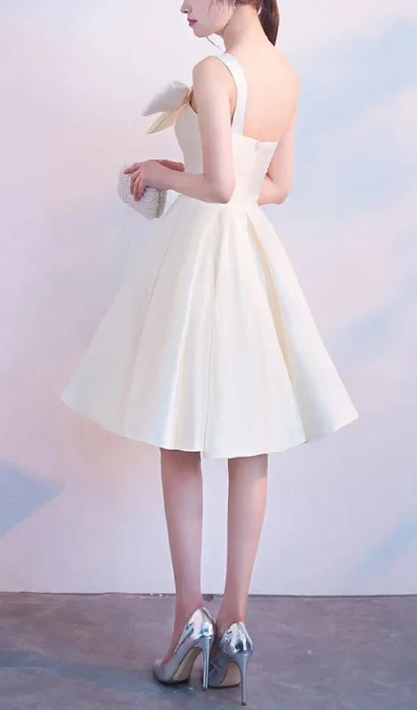 STRAPLESS BOW MINI DRESS IN WHITE